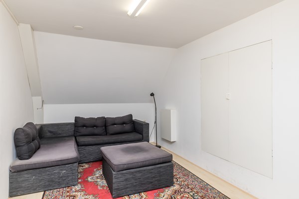 Foto - Te koop: Karakteristiek wonen met de duurzaamheid van nu! Verrassend ruime tussenwoning (1938) met 5 slaapkamers, hybride warmtepomp en Energielabel A nabij het centrum van Heerlen. 